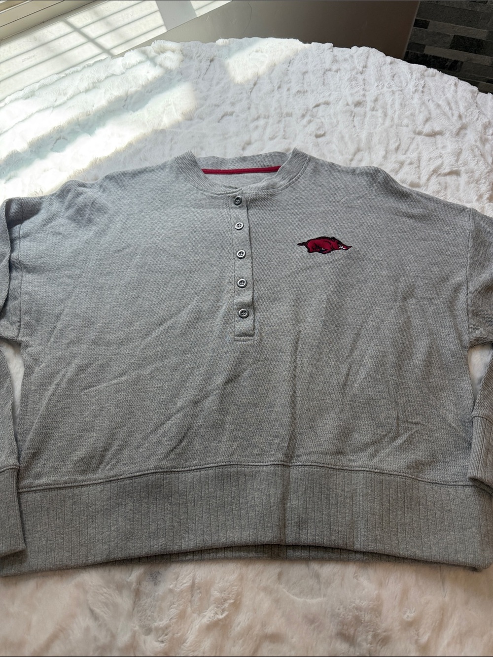 Colosseum Sz Medium Women’s Gray Arkansas Razorbacks Thermal Henley Sweater NWT.